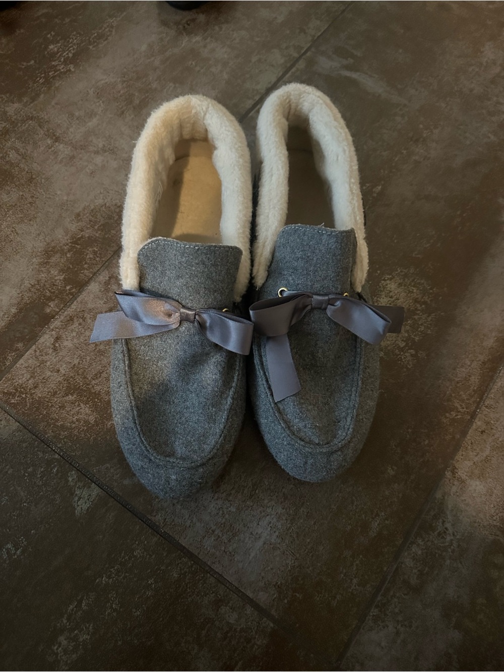 Grey Vionic wool Sherpa lined moccasin/mules with bow, women’s 8.5